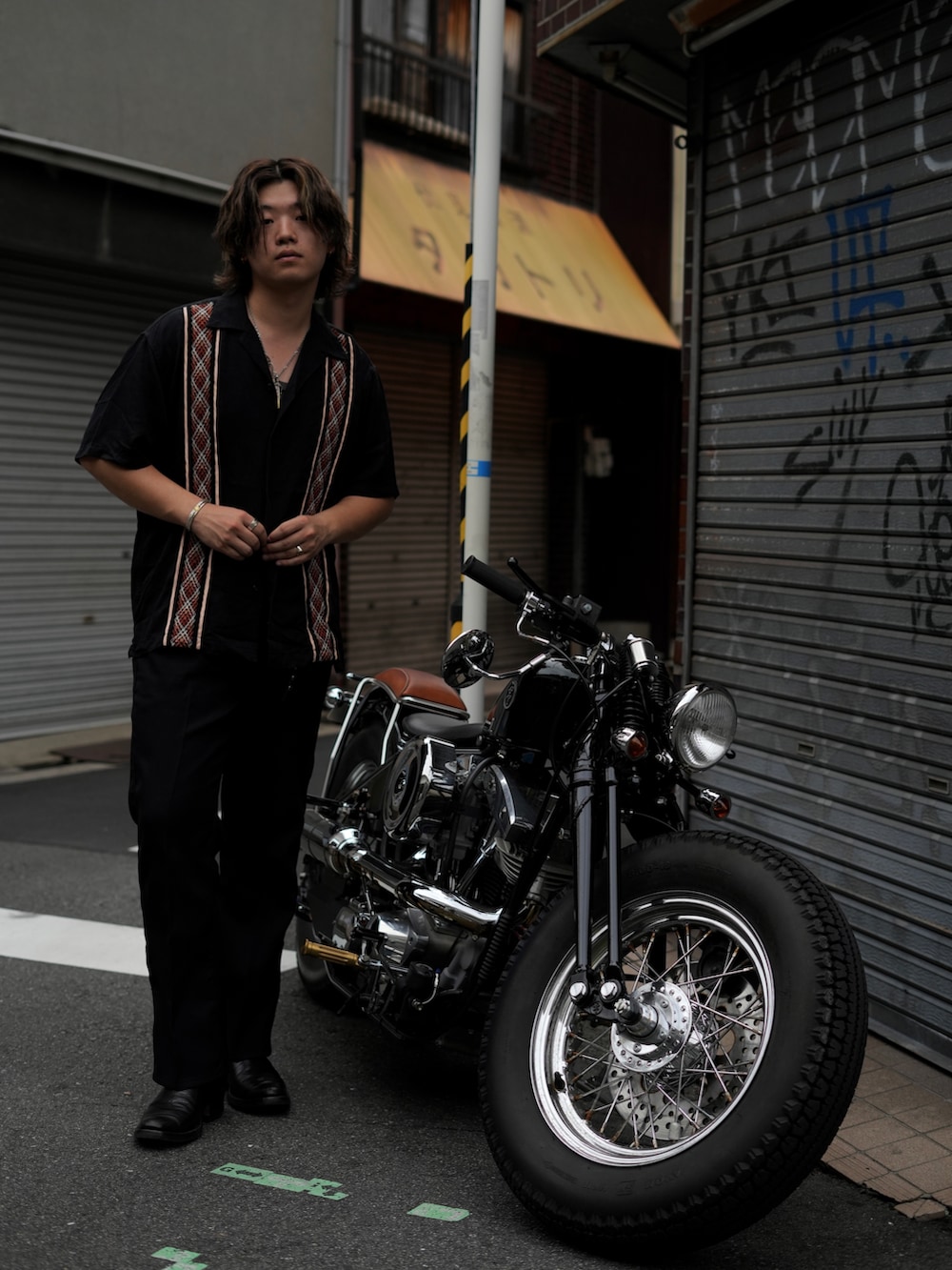 「シンプル、夏コーデ、休日スタイル、おしゃれさんと繋がりたい、雰囲気、オトナカジュアル、モノトーン、アメカジ、シャツスタイル、ドレススタイル、バイカースタイル、SCHOTT、ショット、schott West」｜「schottのSchott/ショット/×WRANGLER/×ラングラー/DRESS JEANS/ドレスジーンズ（スラックス、ブラック系）」を使った、Yuitoさん（メンズ・173cm）の夏コーディネートの4枚目の写真