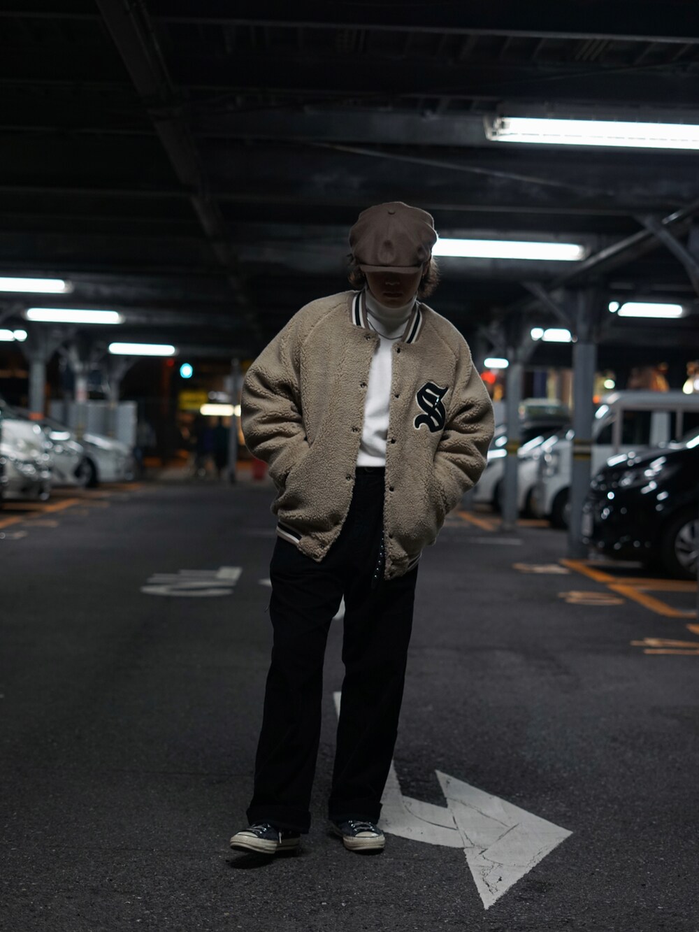 ブラック系のその他パンツ、ベージュ系のブルゾン、ホワイト系のTシャツ/カットソーを着用したメンズの秋コーディネートの3枚目の写真
