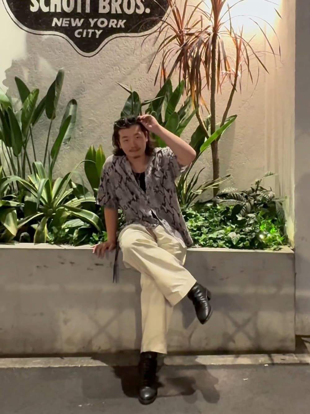 ブラック系のタンクトップ、ホワイト系のカーゴパンツ、グレー系のシャツ/ブラウスを着用したメンズの春コーディネートの5枚目の写真