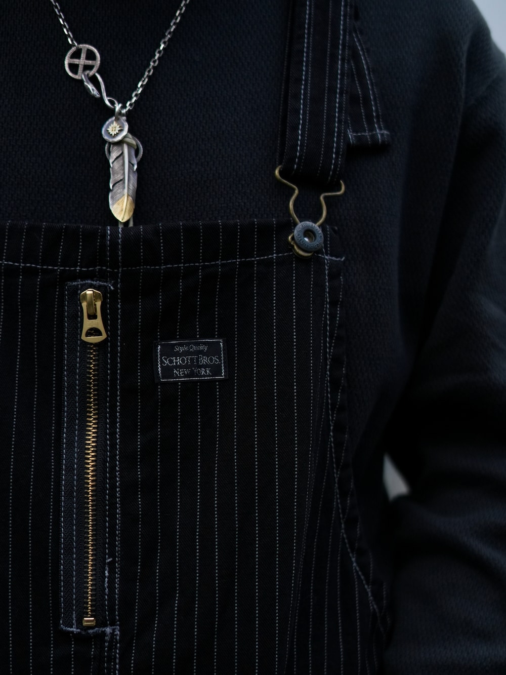 ブラック系のサロペット/オーバーオールを着用したメンズの秋コーディネートの2枚目の写真