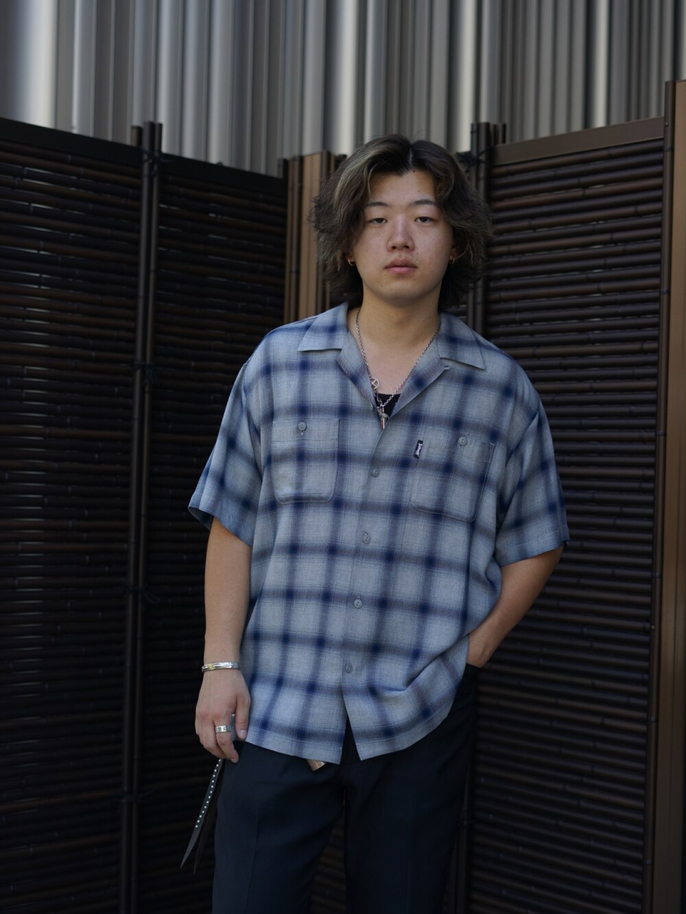「SCHOTT、schott West、チェックシャツ、休日コーデ、シンプル、さしいろ、アクセントカラー、ペールトーン、ブーツスタイル、ブーツカットパンツ、ランチャードレスジーンズ、ラングラー、コラボレーション」｜「schottのSchott/ショット/OMBRE PLAID SS SHIRT/オンブレ チェック 半袖シャツ（シャツ/ブラウス、ブルー系）」を使った、Yuitoさん（メンズ・173cm）の夏コーディネートの4枚目の写真