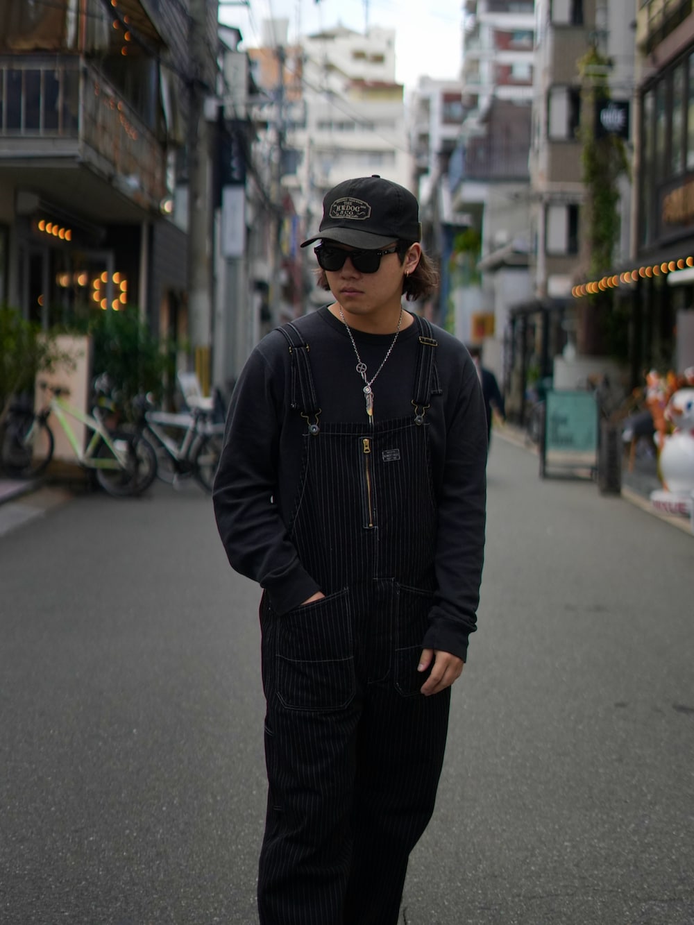 ブラック系のサロペット/オーバーオールを着用したメンズの秋コーディネートの4枚目の写真