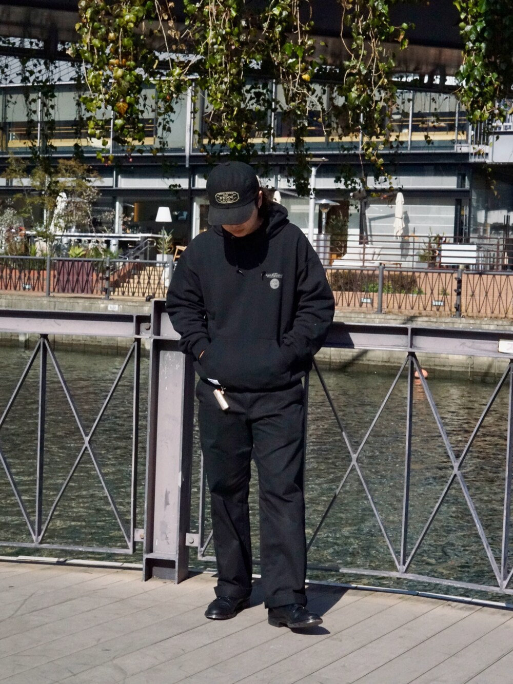 ブラック系のパーカーを着用したメンズの冬コーディネートの2枚目の写真