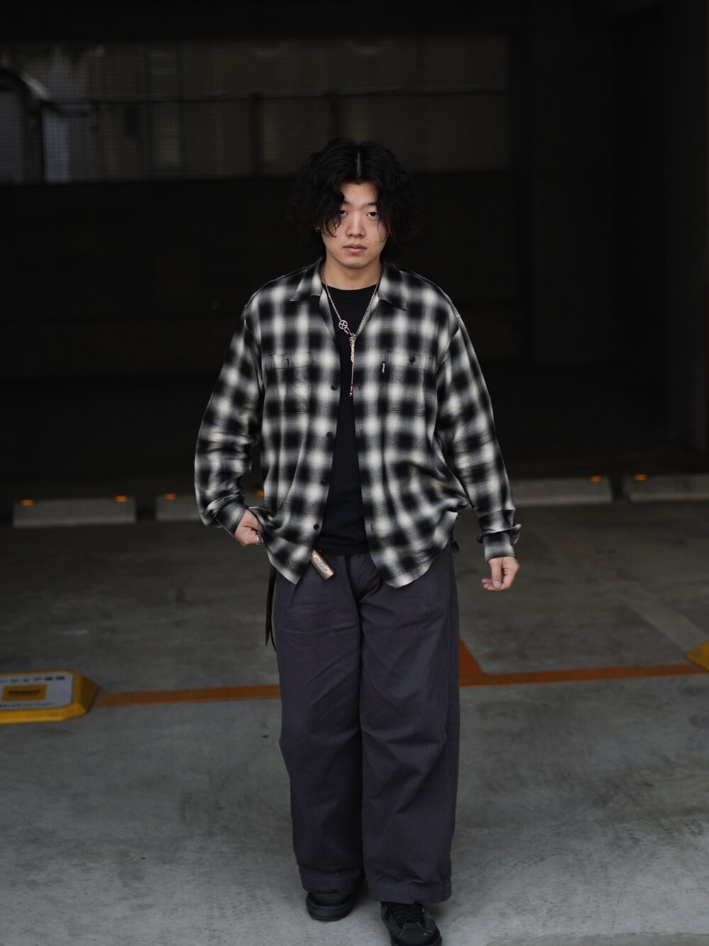 「SCHOTT、schott West、ショット、春コーデ、オンブレーチェックシャツ、シャツ、モノトーン、アメカジ、アメカジ男子、アメカジスタイル、ディッキーズ(Dickies)、ワイドパンツ」｜「schottのSchott/ショット/OMBRE PLAID LS SHIRT/オンブレ LS チェックシャツ（シャツ/ブラウス、ブラック系）」を使った、Yuitoさん（メンズ・173cm）の春コーディネートの2枚目の写真