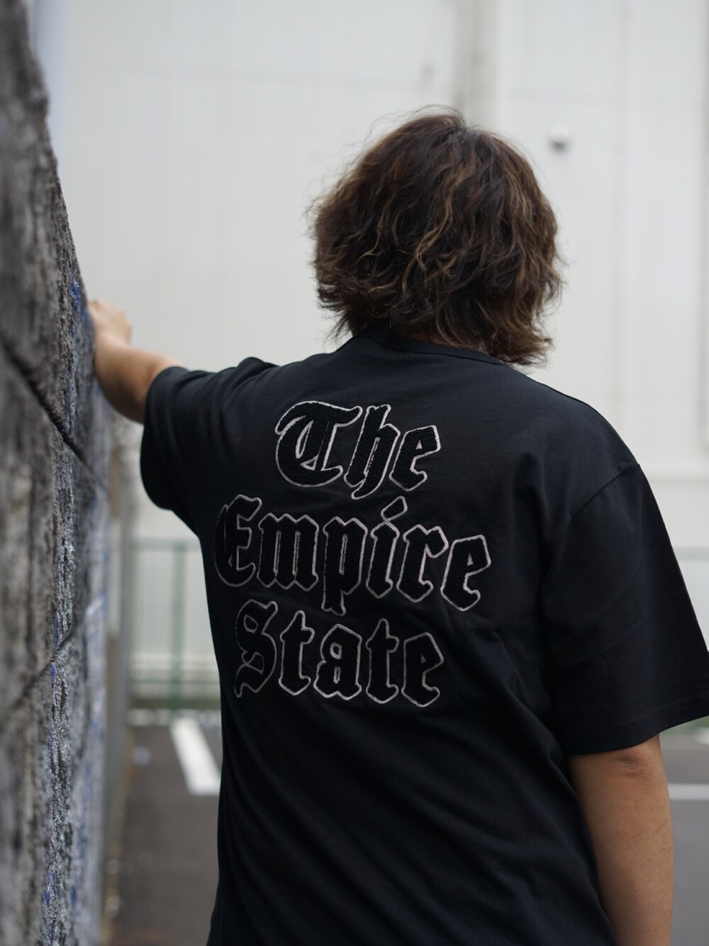 ブラック系のTシャツ/カットソー、ブラック系のその他パンツを着用したメンズの夏コーディネートの3枚目の写真