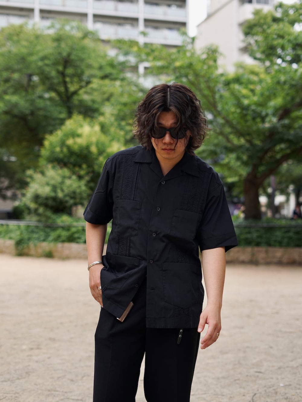 「休日スタイル、メンズコーデ、大人コーデ、春夏コーデ、おしゃれさんと繋がりたい、SCHOTT、schott West、キューバシャツ、アメカジ、サングラス、モード、きれいめカジュアル」｜「schottのSchott/ショット/TANK TOP PACK/タンクトップ パック（タンクトップ、グレー系）」を使った、Yuitoさん（メンズ・173cm）の春コーディネートの2枚目の写真