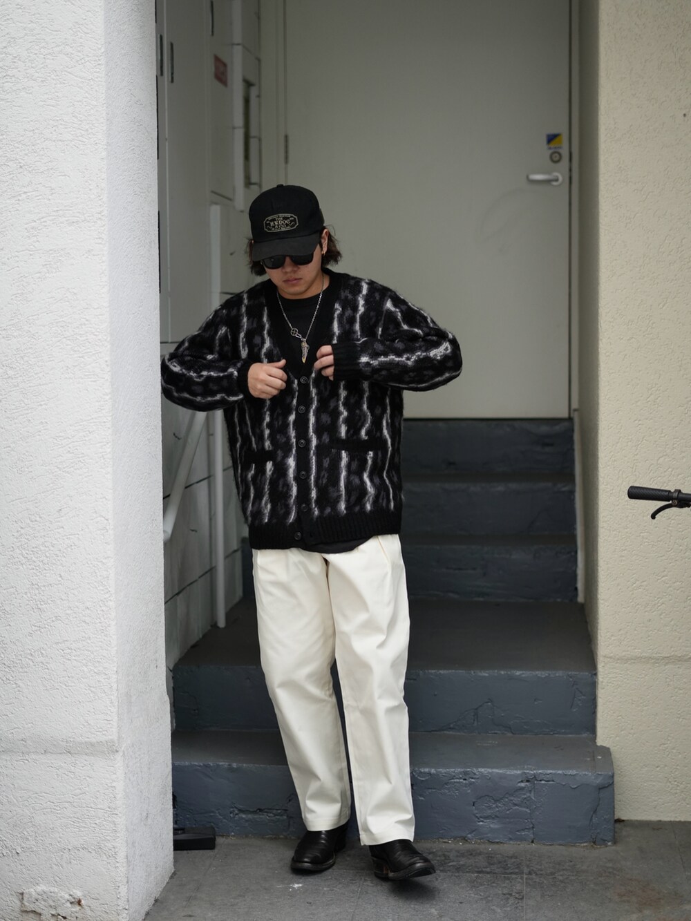 「サンダーボルト、柄ニット、柄カーディガン、おしゃれさんと繋がりたい、ファッションを楽しもう、カジュアルコーデ、カーディガン、ゆるコーデ、コスパ最強、SCHOTT、schott West、ショット」｜「schottのSchott/ショット/SHAGGY KNIT CARDIGAN THUNDERBOLT PANTHER/シャギーニットカーディガン サンダーボルトパンサー（カーディガン/ボレロ、ブラック系）」を使った、Yuitoさん（メンズ・173cm）の秋コーディネートの3枚目の写真