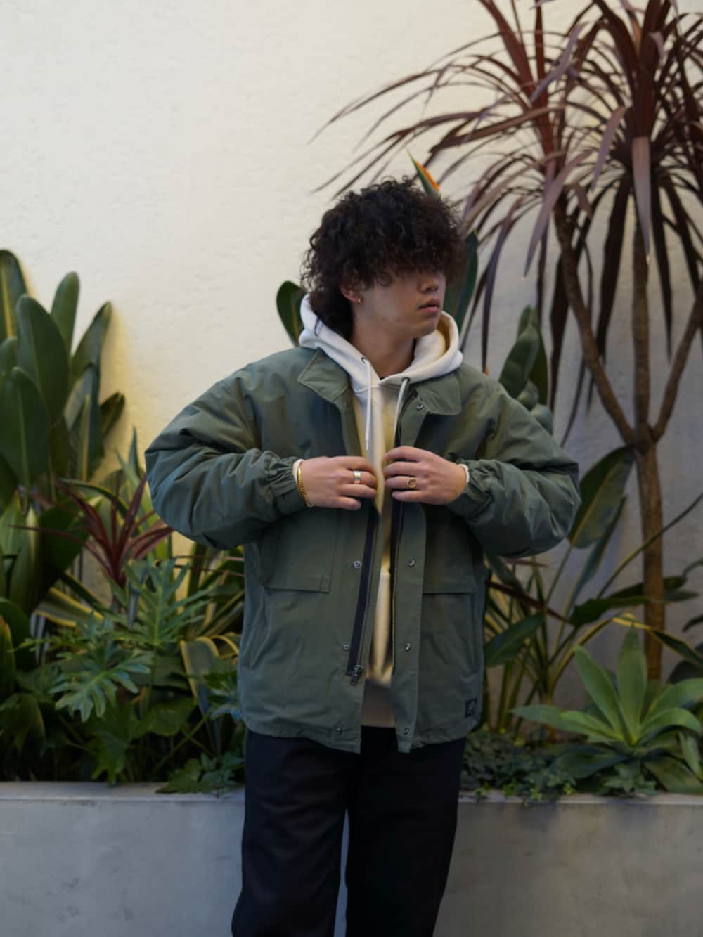 「SCHOTT、schott West、M65、パーカー、カジュアルコーデ、ミリタリールック、大人カジュアル、古着、おしゃれさんと繋がりたい、シンプル、冬のコーデ、ストリートコーデ」｜「schottのSchott/ショット/M-65 SHORT JACKET/ミリタリーショートジャケット（ミリタリージャケット、グリーン系）」を使った、Yuitoさん（メンズ・173cm）の冬コーディネートの2枚目の写真