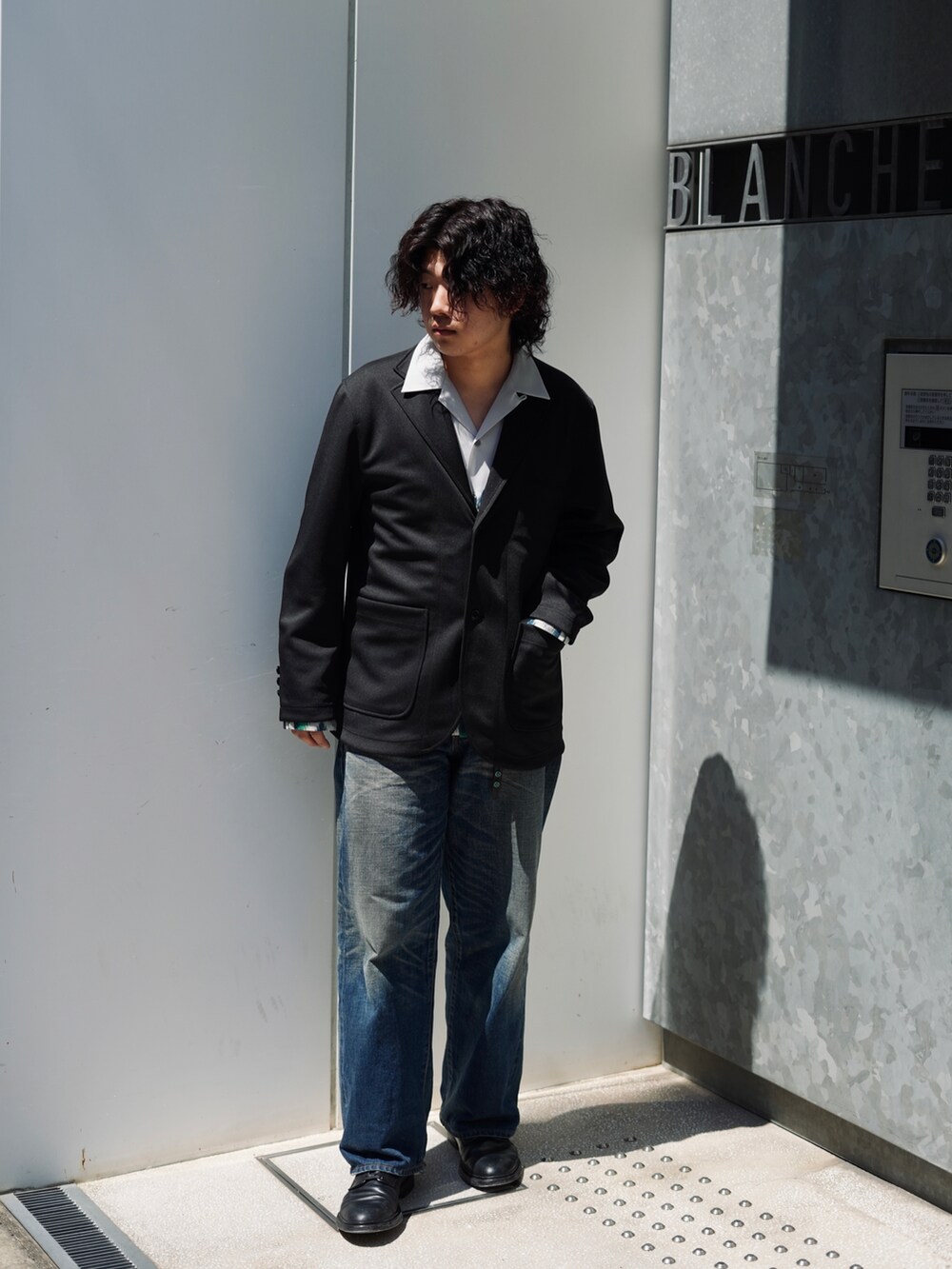 「いまどきジャケット写真、春、カジュアルコーデ、ワイドパンツ、お洒落さんとつながりたい、春コーデ、シャツスタイル、きれいめカジュアル、schott West、SCHOTT、アメカジ、アメカジ男子、ベートーヴェン」｜「schottの【直営限定】 Schott/ショットJERSEY 2BUTTON JACKET/ジャージ 2ボタンジャケット（テーラードジャケット、ブラック系）」を使った、Yuitoさん（メンズ・173cm）の春コーディネートの2枚目の写真