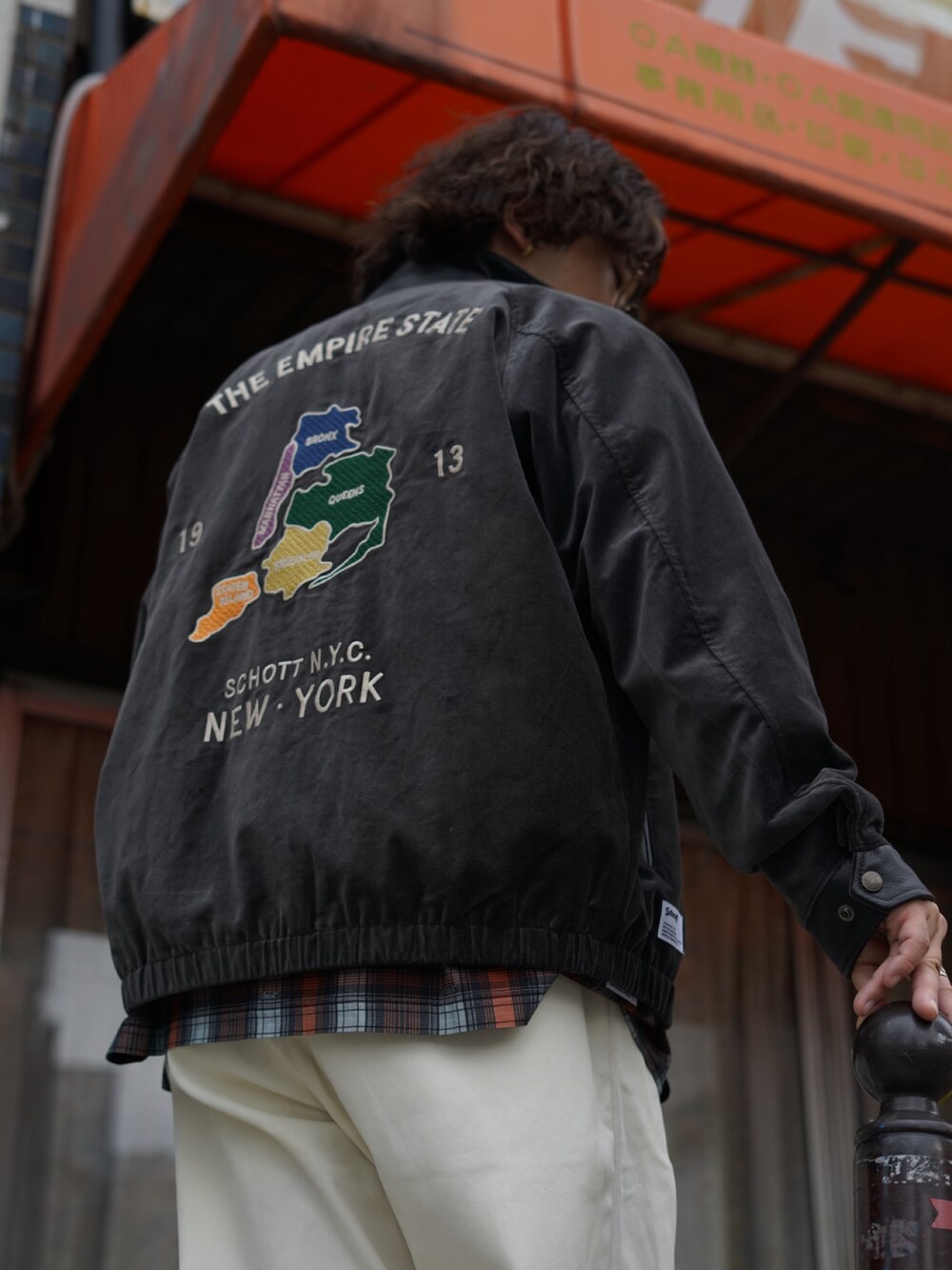 「ファッションを楽しもう、SCHOTT、schott West、ベトジャン、スーベニアジャケット、ふるぎコーデ、古着コーデ、メンズコーデ、ハロウィン、お洒落さんとつながりたい、レイヤードスタイル」｜「schottのアイテム（ジャケット/アウター、ブラック系）」を使った、Yuitoさん（メンズ・173cm）の秋コーディネートの2枚目の写真