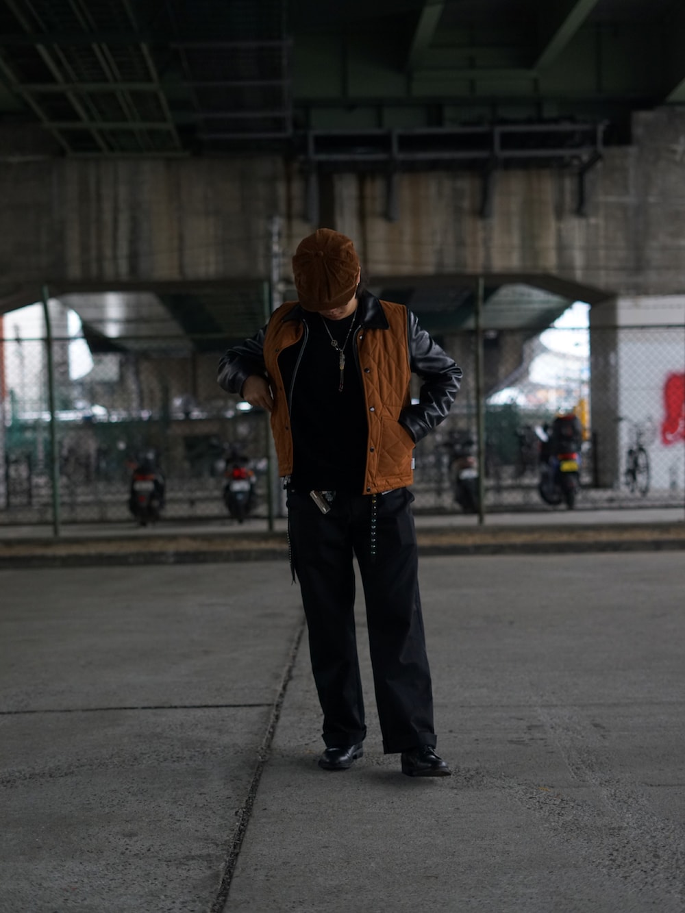 ブラック系のライダースジャケット、ブラック系のその他パンツを着用したメンズの冬コーディネートの2枚目の写真