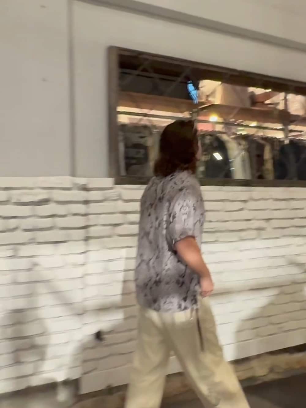 ブラック系のタンクトップ、ホワイト系のカーゴパンツ、グレー系のシャツ/ブラウスを着用したメンズの春コーディネートの3枚目の写真