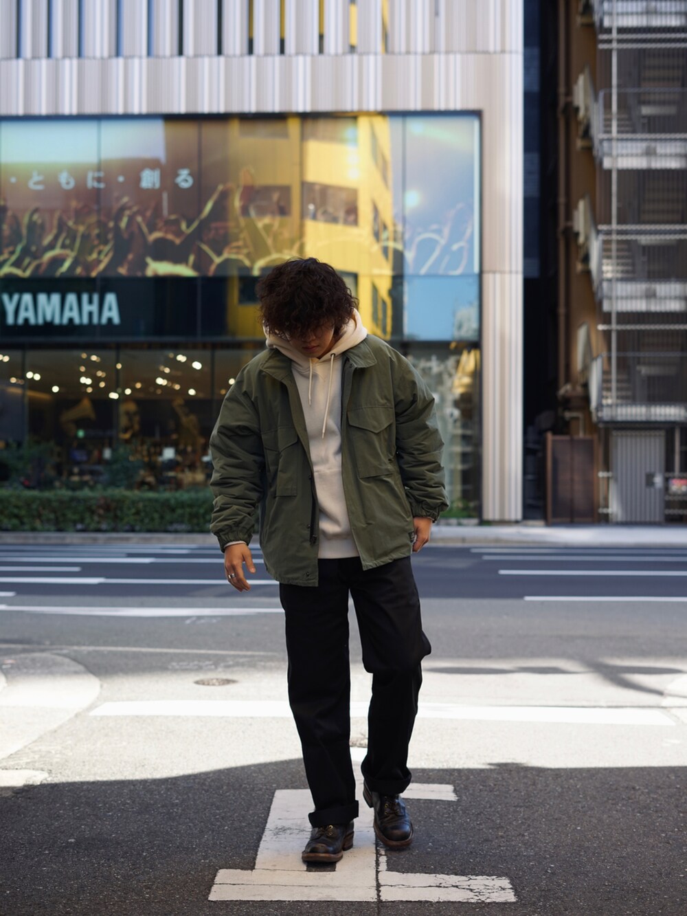 「SCHOTT、schott West、M65、パーカー、カジュアルコーデ、ミリタリールック、大人カジュアル、古着、おしゃれさんと繋がりたい、シンプル、冬のコーデ、ストリートコーデ」｜「schottのSchott/ショット/M-65 SHORT JACKET/ミリタリーショートジャケット（ミリタリージャケット、グリーン系）」を使った、Yuitoさん（メンズ・173cm）の冬コーディネートの4枚目の写真