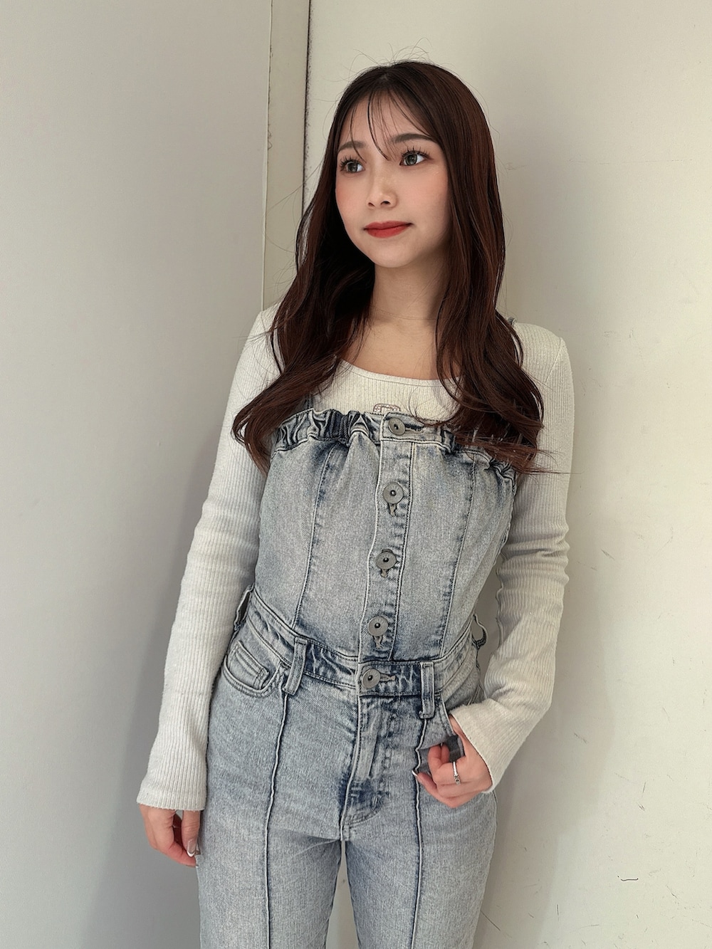 ブルー系のつなぎ/オールインワン、ホワイト系のサンダルを着用したレディースの春コーディネートの4枚目の写真