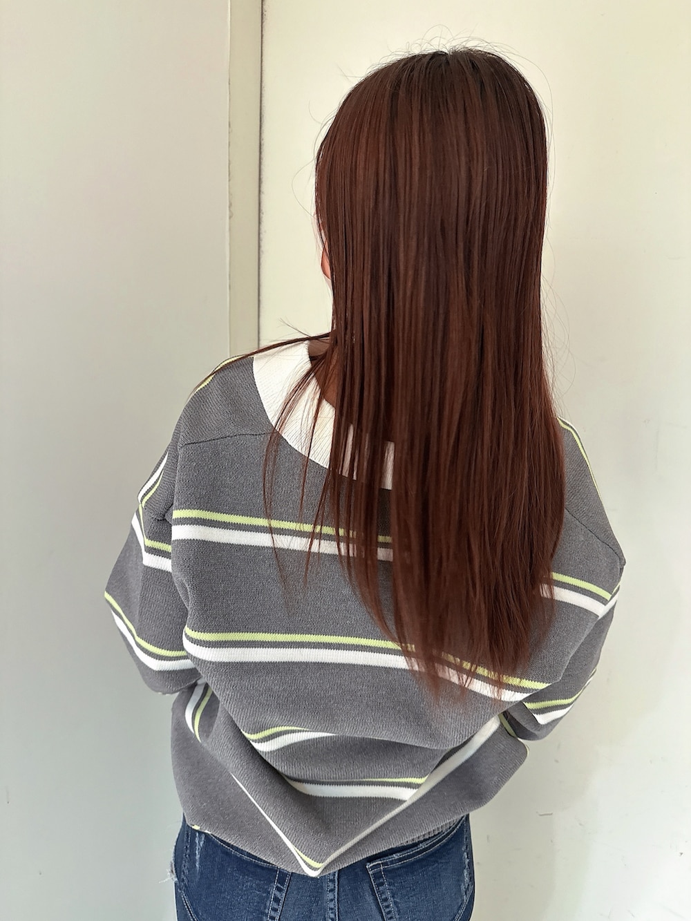 ブラック系のブーツ、ブルー系のデニムパンツ、グレー系のニット/セーターを着用したレディースの冬コーディネートの6枚目の写真