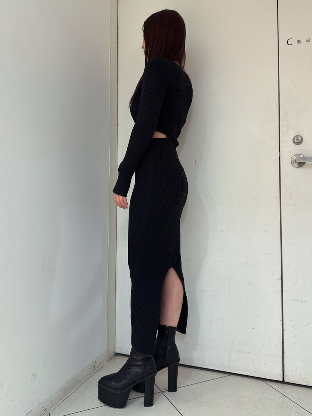 ブラック系のブーツ、ブラック系のワンピースを着用したレディースの秋コーディネートの2枚目の写真