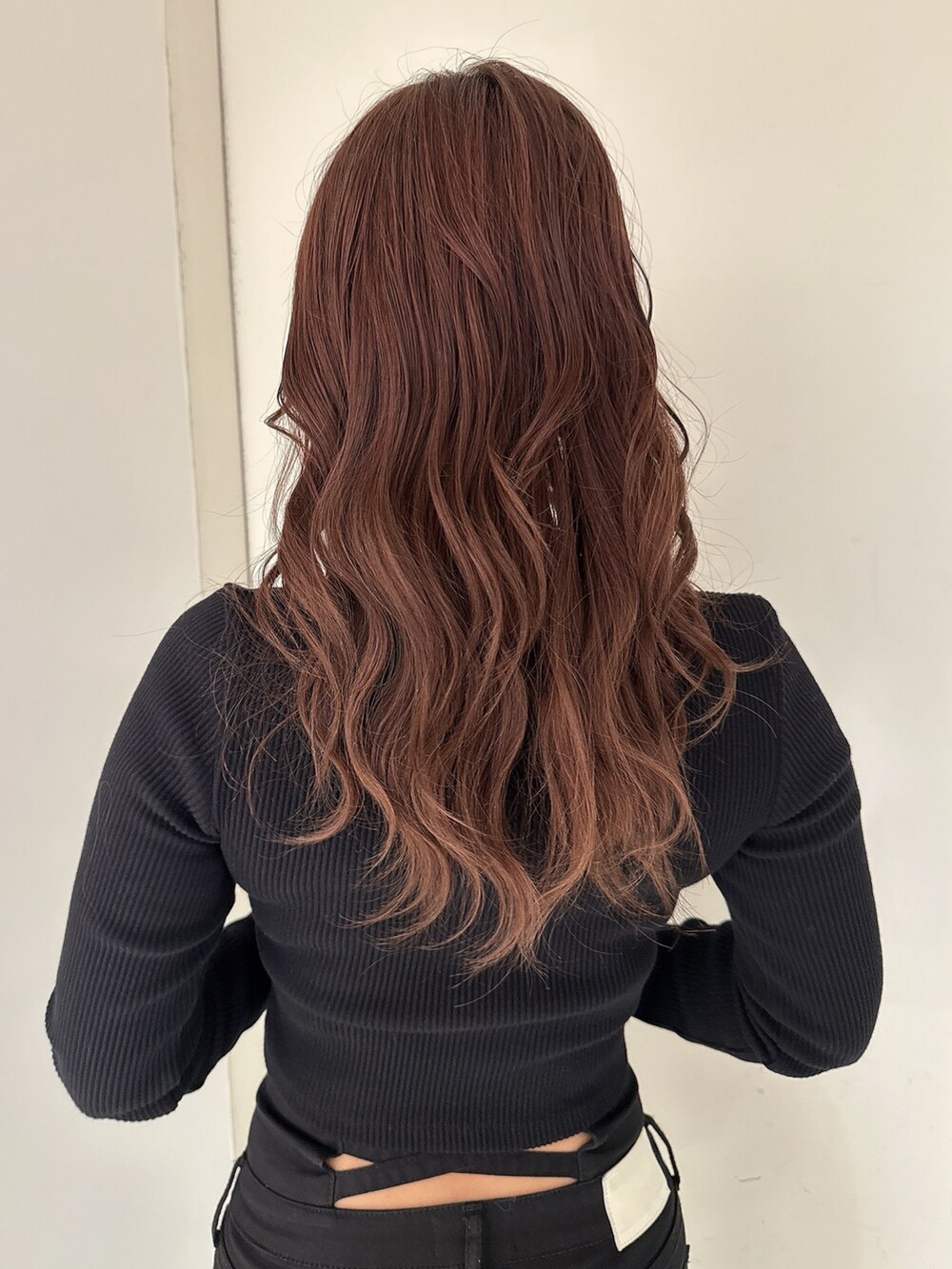 ブラック系のTシャツ/カットソー、ブルー系のデニムジャケット、ブラック系のデニムパンツを着用したレディースの春コーディネートの8枚目の写真