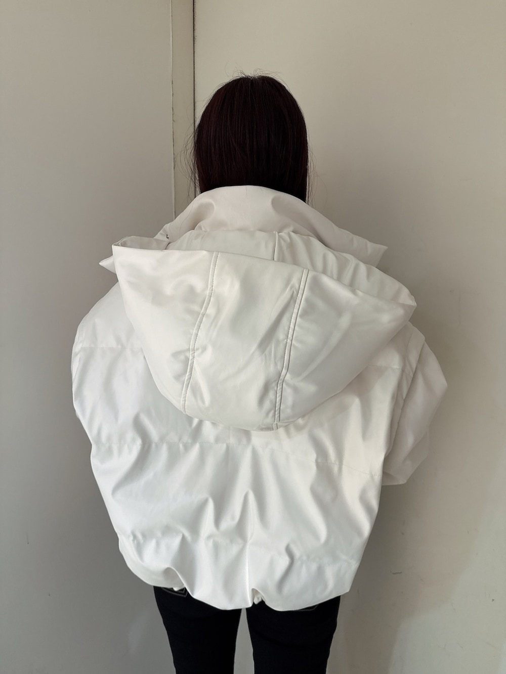 ブラック系のデニムパンツ、ブラック系のブーツ、ブラック系のニット/セーターを着用したレディースの秋コーディネートの6枚目の写真