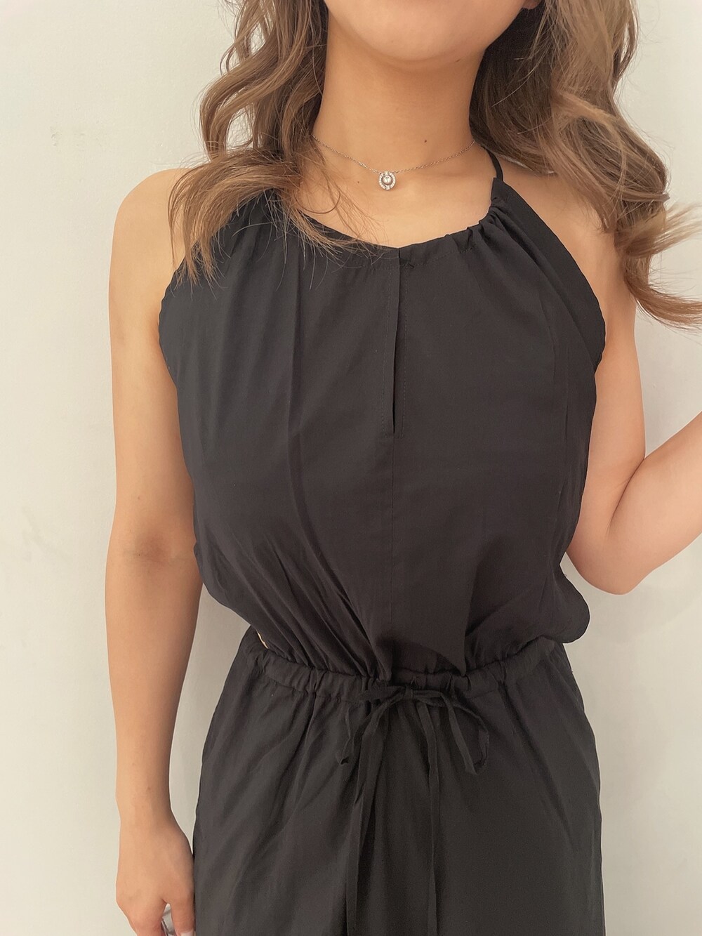 ブラック系のワンピース、ブラック系のチューブトップ、ブラック系のパンプスを着用したレディースの夏コーディネートの6枚目の写真