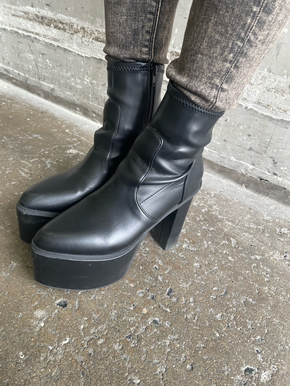 ブラック系のデニムパンツ、ブラック系のブーツ、ホワイト系のニット/セーターを着用したレディースの秋コーディネートの10枚目の写真