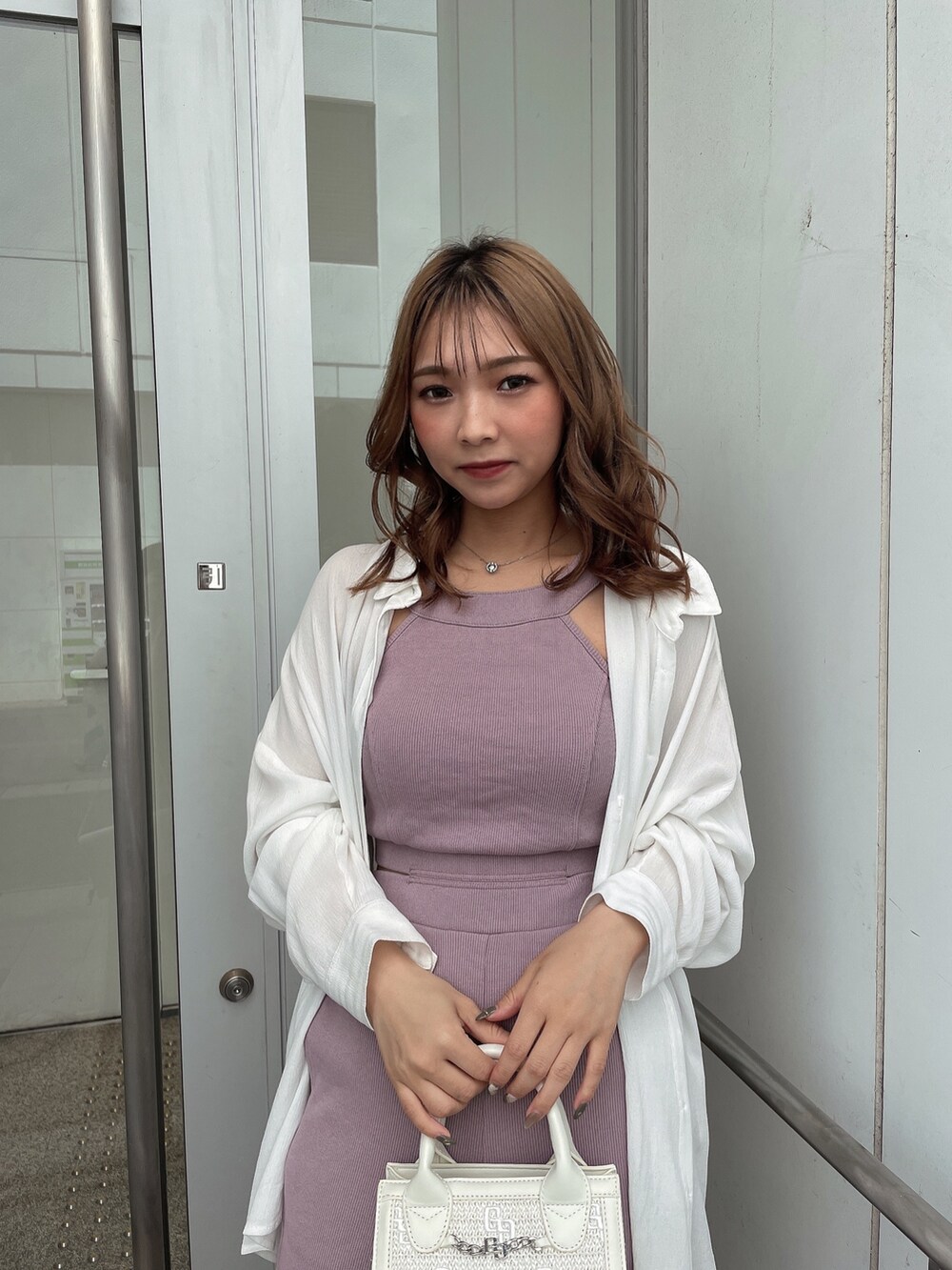 ピンク系のつなぎ/オールインワン、ホワイト系のシャツ/ブラウス、ホワイト系のハンドバッグを着用したレディースの春コーディネートの3枚目の写真