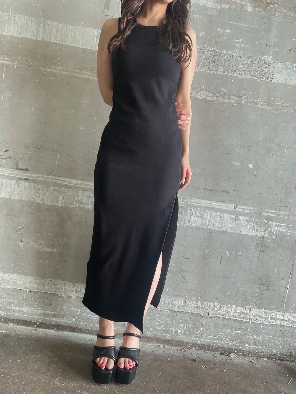 ホワイト系のシャツ/ブラウス、ブラック系のワンピースを着用したレディースの夏コーディネートの8枚目の写真