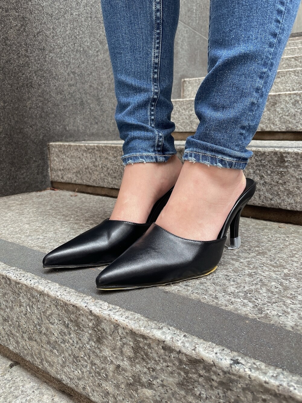 ホワイト系のトレンチコート、ブラック系のTシャツ/カットソー、ブルー系のデニムパンツを着用したレディースの春コーディネートの9枚目の写真