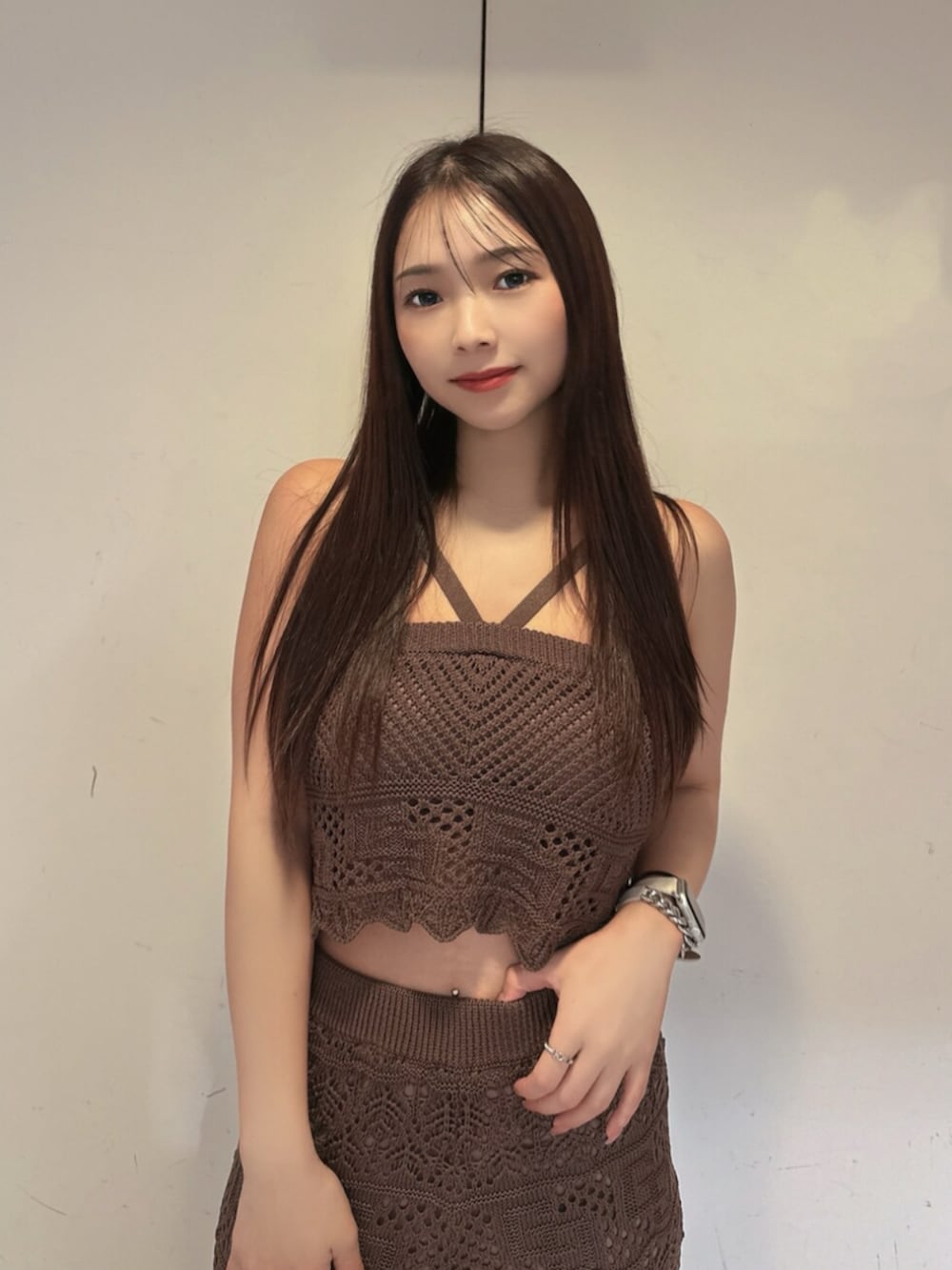 ブラウン系のその他パンツ、ブラック系のサンダル、ブラウン系のキャミソールを着用したレディースの夏コーディネートの4枚目の写真
