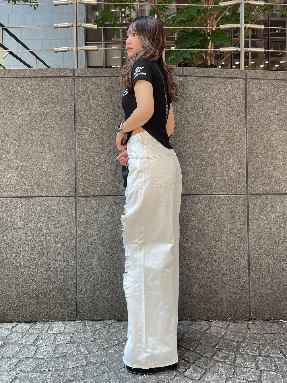 ブラック系のTシャツ/カットソー、ブラック系のショルダーバッグ、ブラック系のサンダルを着用したレディースの夏コーディネートの2枚目の写真