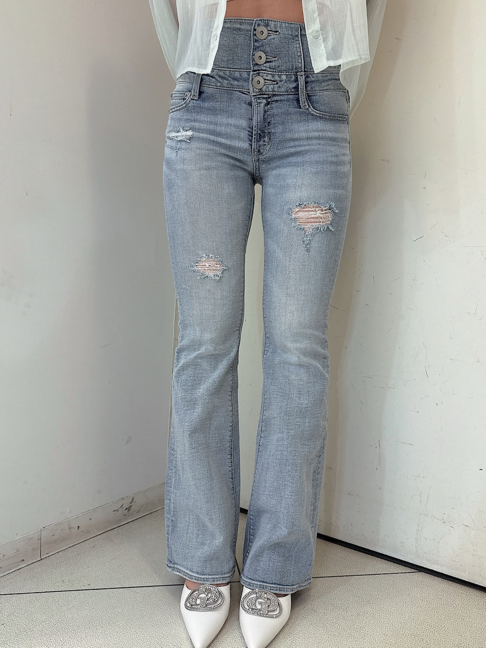 ブルー系のデニムパンツ、ホワイト系のチューブトップ、ホワイト系のシャツ/ブラウスを着用したレディースの春コーディネートの8枚目の写真