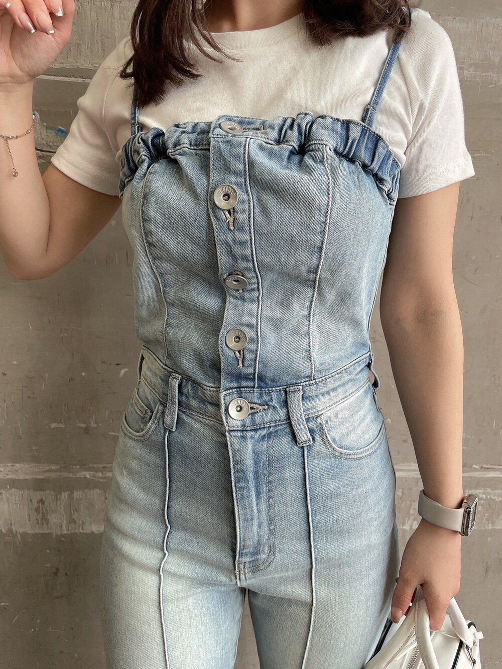 ホワイト系のTシャツ/カットソー、ホワイト系のハンドバッグ、ホワイト系のパンプスを着用したレディースの春コーディネートの5枚目の写真