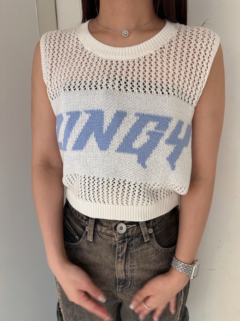 その他のつなぎ/オールインワン、ホワイト系のタンクトップ、ブラック系のサンダルを着用したレディースの夏コーディネートの7枚目の写真