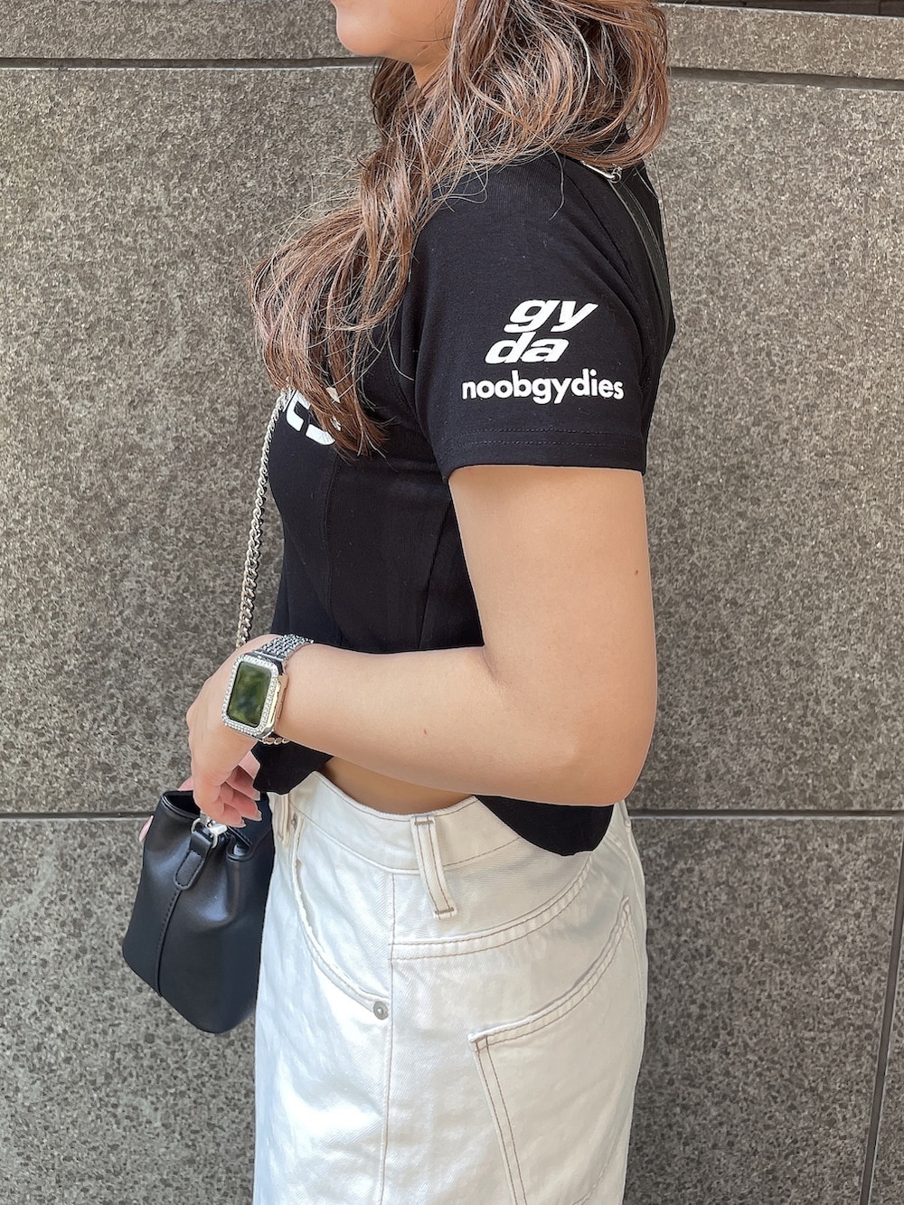 ブラック系のTシャツ/カットソー、ブラック系のショルダーバッグ、ブラック系のサンダルを着用したレディースの夏コーディネートの5枚目の写真