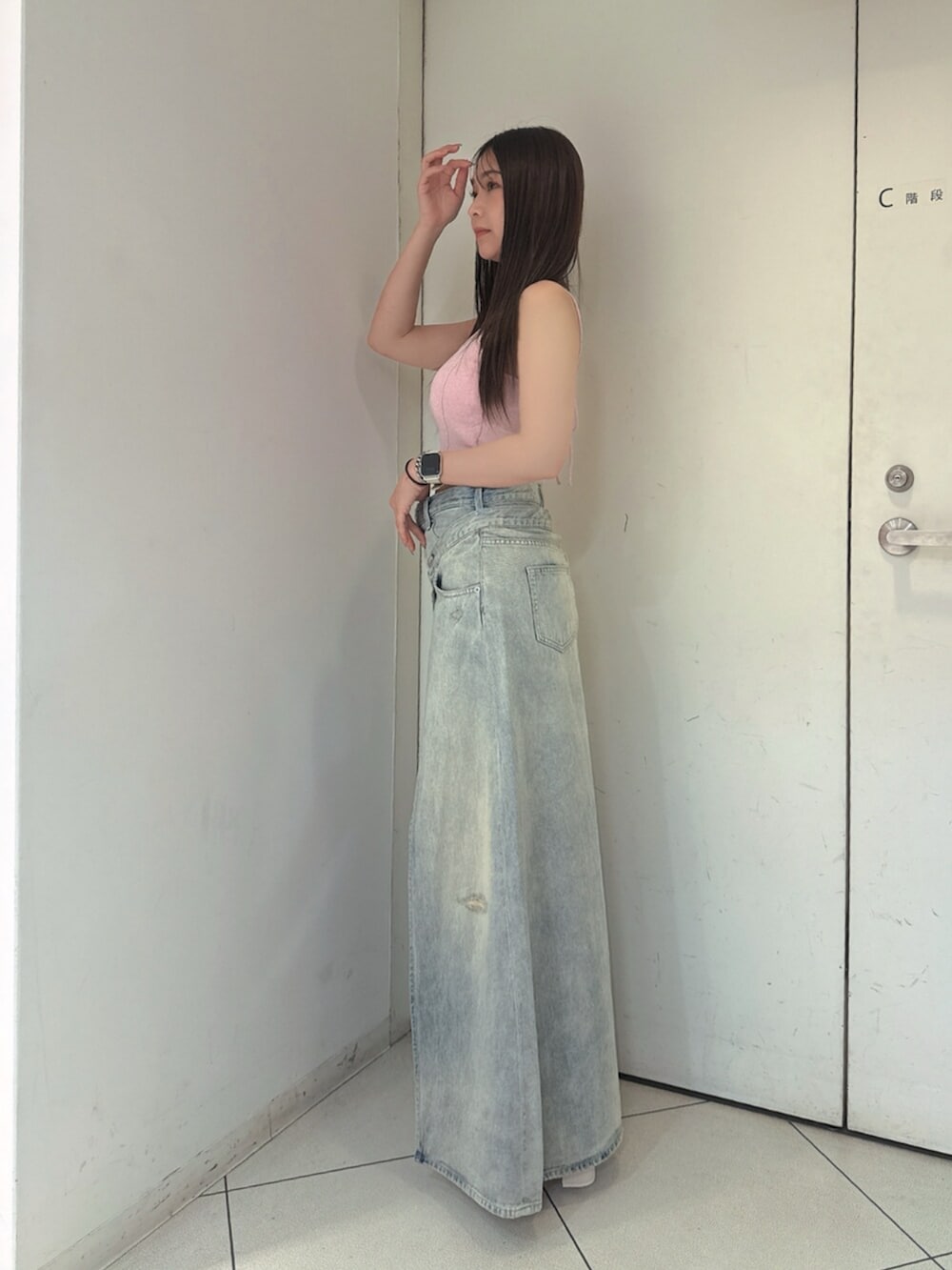 ホワイト系のサンダル、ブルー系のデニムスカート、ピンク系のキャミソールを着用したレディースの夏コーディネートの2枚目の写真
