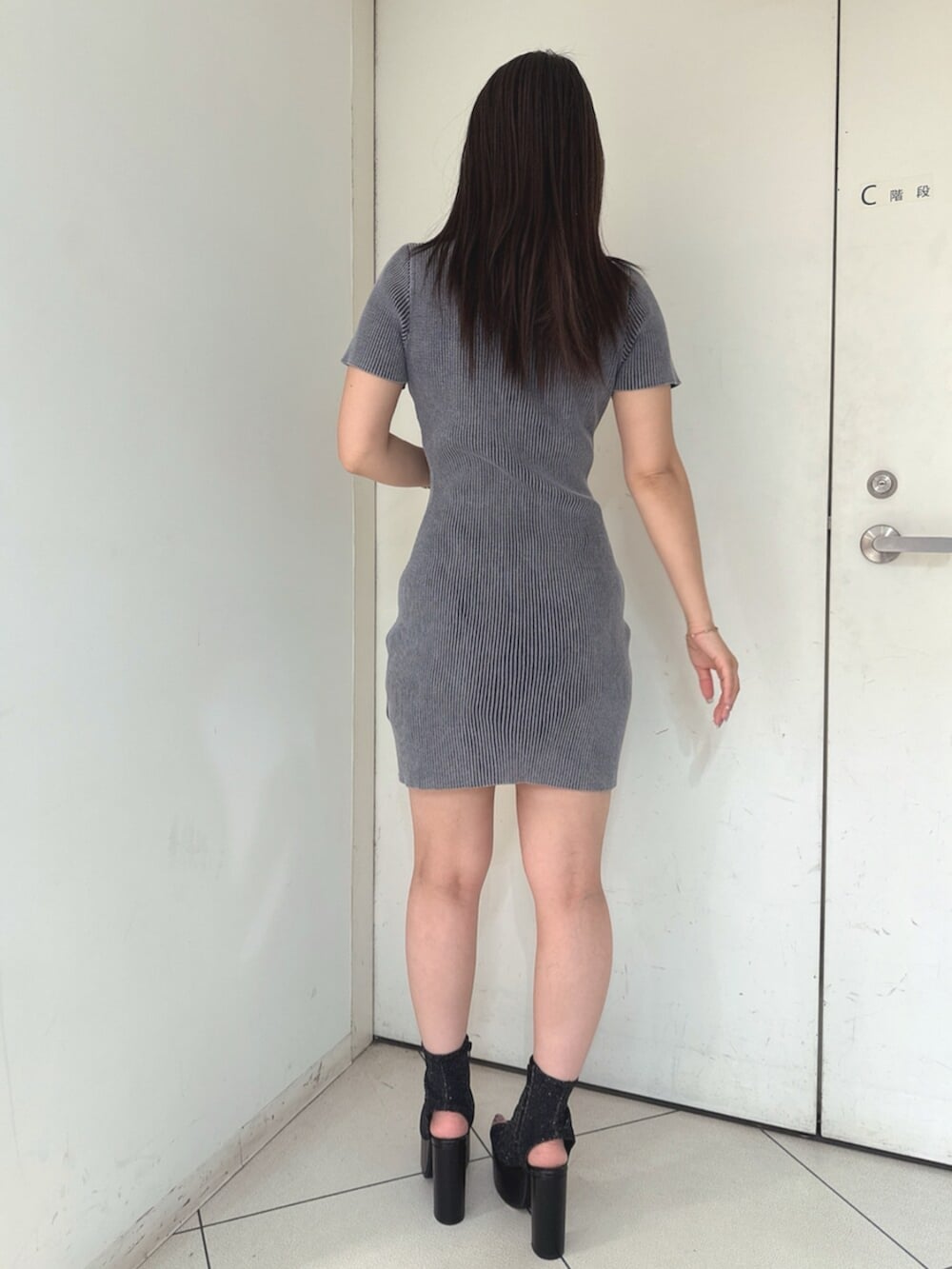 ブラック系のサンダル、ブルー系のワンピースを着用したレディースの夏コーディネートの3枚目の写真