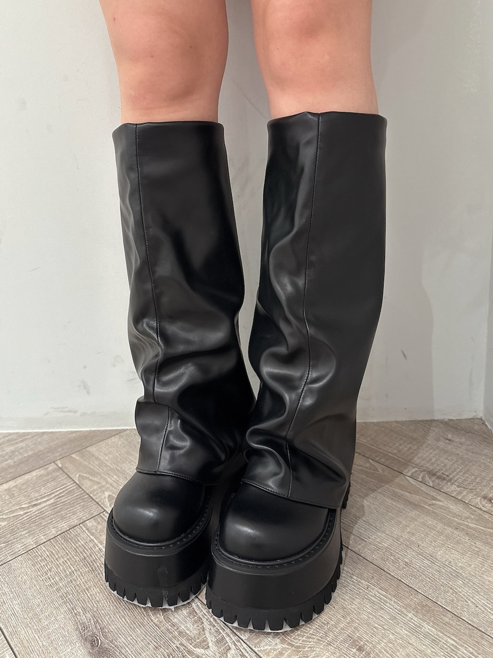 ホワイト系のスウェット、ブラック系のブーツを着用したレディースの夏コーディネートの9枚目の写真