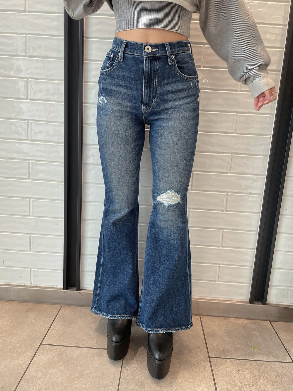 その他のアンサンブル、ブルー系のデニムパンツ、ブラック系のブーツを着用したレディースの秋コーディネートの8枚目の写真