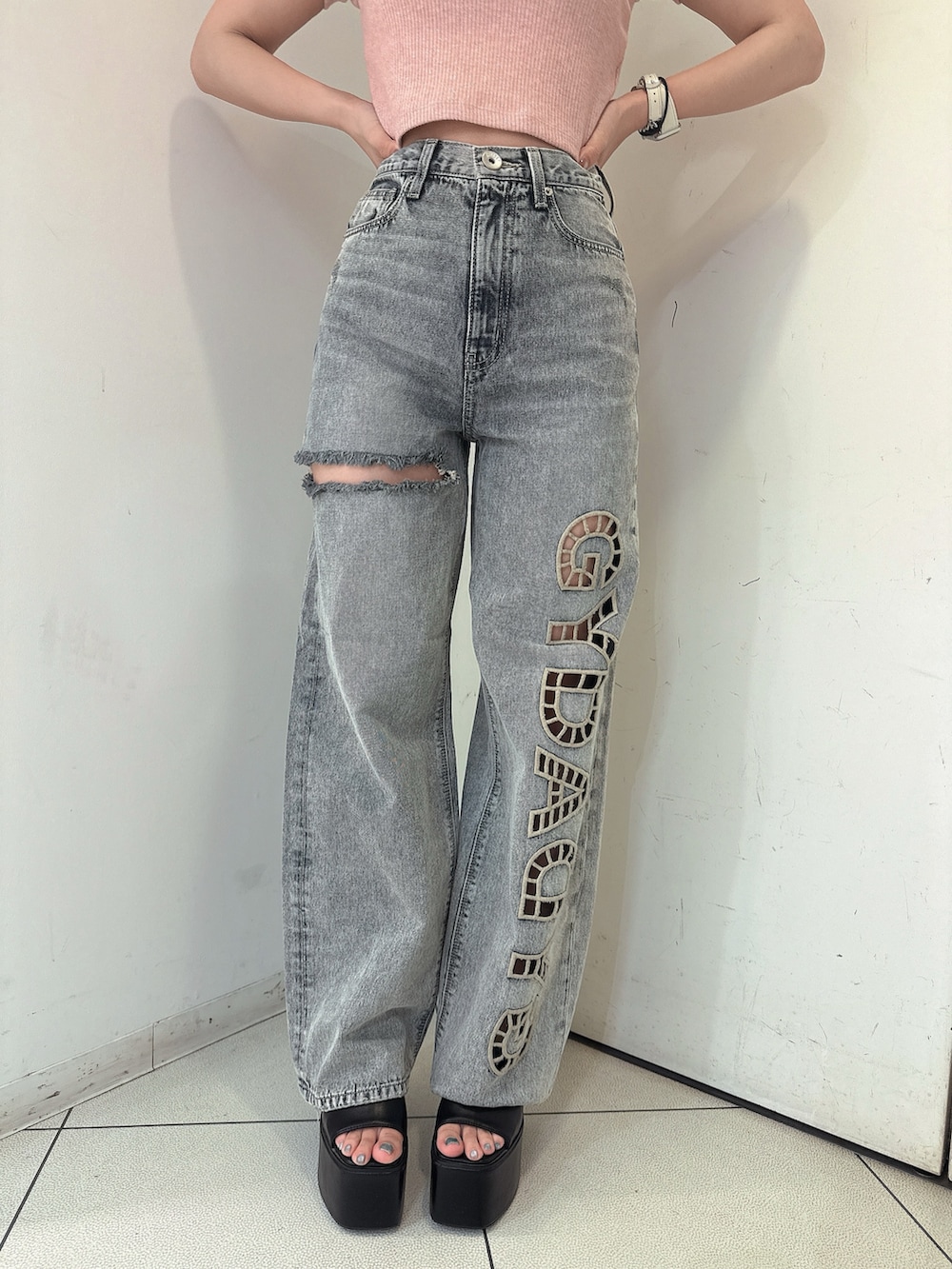 ブルー系のデニムパンツ、ピンク系のTシャツ/カットソー、ブラック系のサンダルを着用したレディースの春コーディネートの8枚目の写真