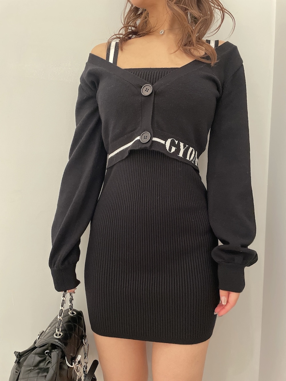 ブラック系のワンピース、その他のバックパック/リュックを着用したレディースの冬コーディネートの7枚目の写真