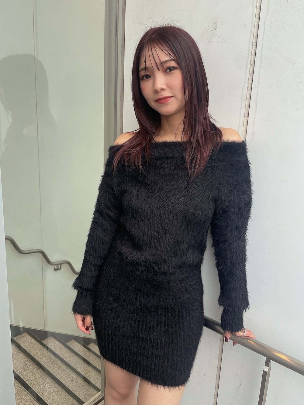 ブラック系のブーツ、ブラック系のワンピース、グレー系のライダースジャケットを着用したレディースの秋コーディネートの7枚目の写真