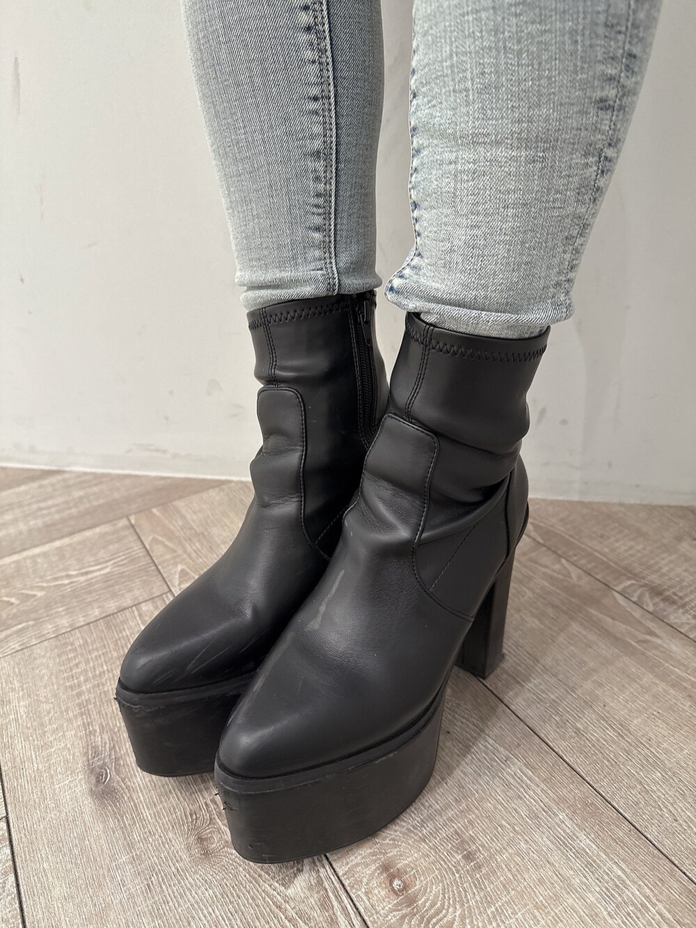 レッド系のニット/セーター、ブラック系のスカート、ブラック系のハンドバッグを着用したレディースの冬コーディネートの9枚目の写真