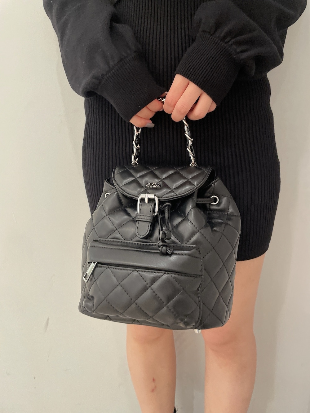 ブラック系のワンピース、その他のバックパック/リュックを着用したレディースの冬コーディネートの8枚目の写真