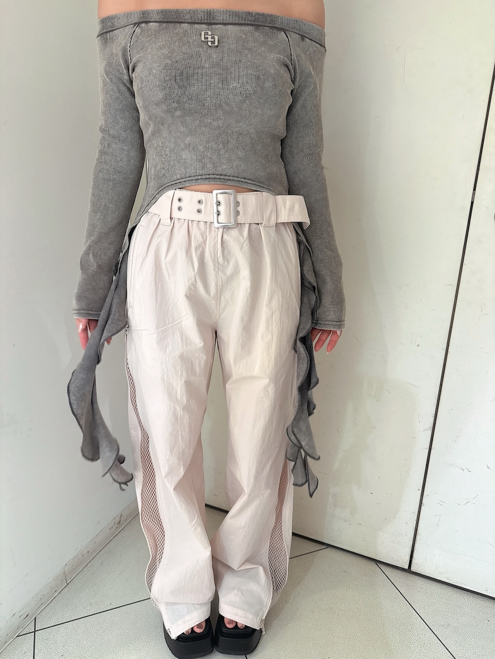 ホワイト系のその他パンツ、グレー系のTシャツ/カットソー、ブラック系のサンダルを着用したレディースの春コーディネートの7枚目の写真