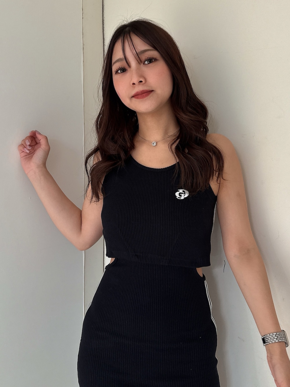 ブラック系のワンピース、ホワイト系のサンダルを着用したレディースの夏コーディネートの4枚目の写真