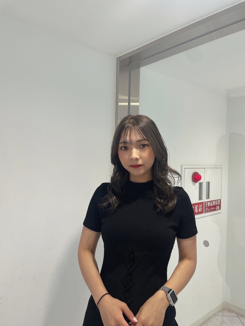 ブラック系のワンピース、ホワイト系のバックパック/リュック、その他のブーツを着用したレディースの夏コーディネートの3枚目の写真