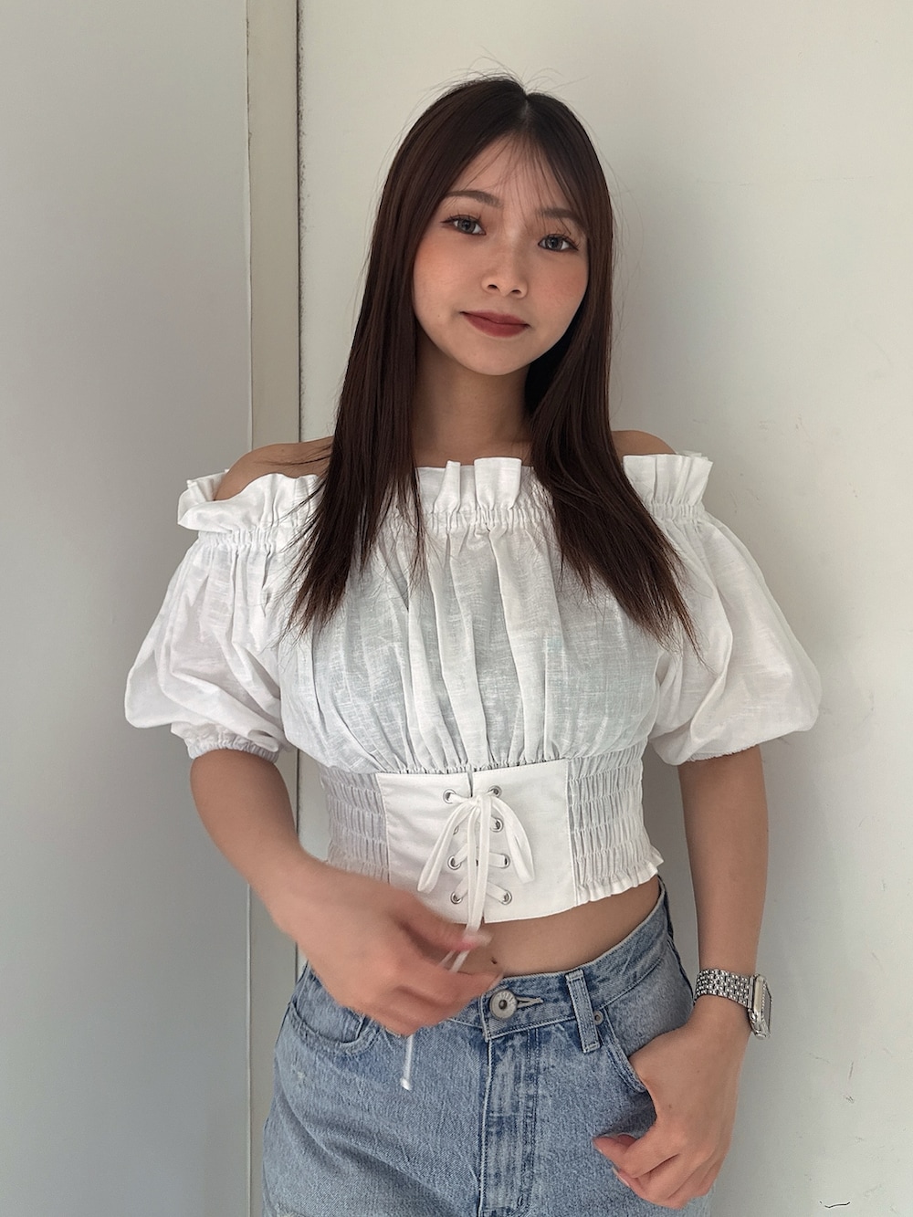 ブルー系のデニムパンツ、ホワイト系のシャツ/ブラウスを着用したレディースの夏コーディネートの4枚目の写真