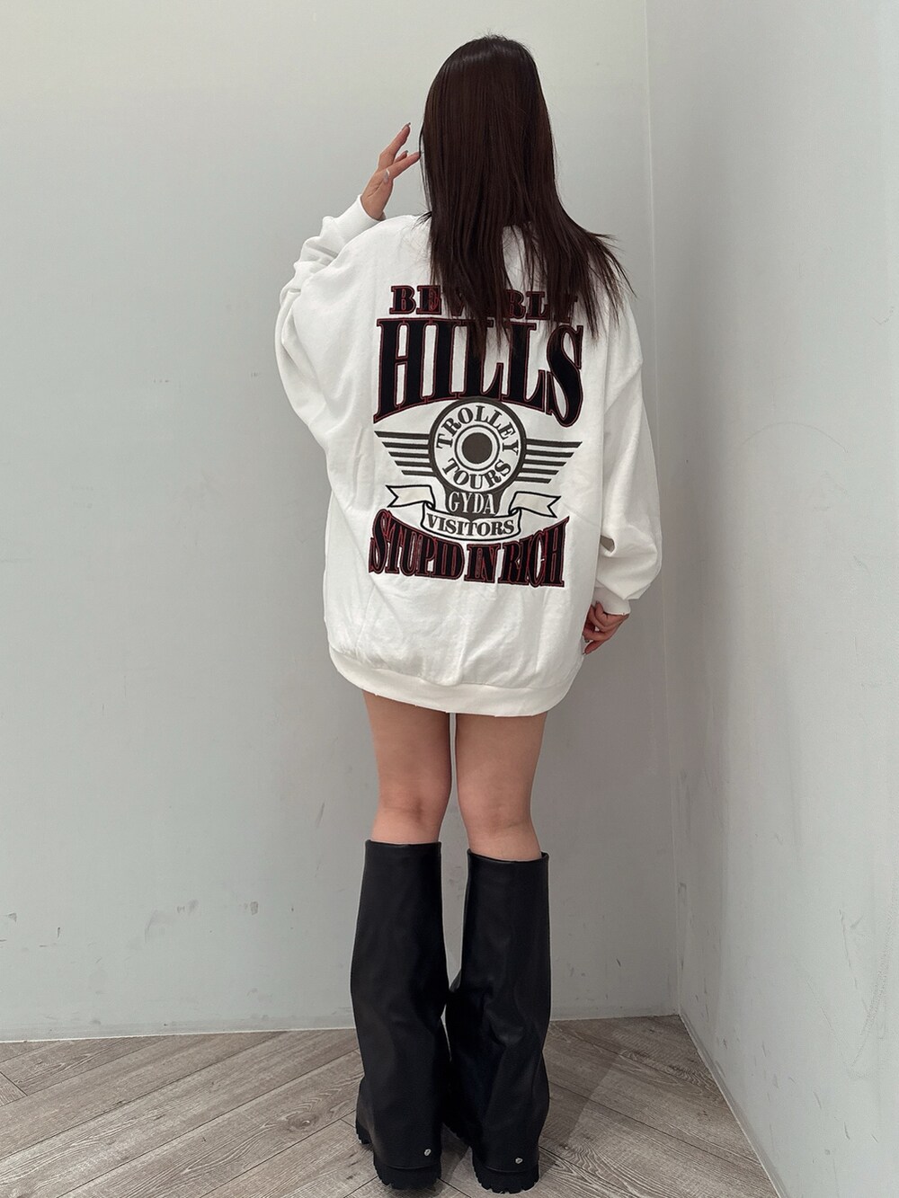 ホワイト系のスウェット、ブラック系のブーツを着用したレディースの夏コーディネートの3枚目の写真