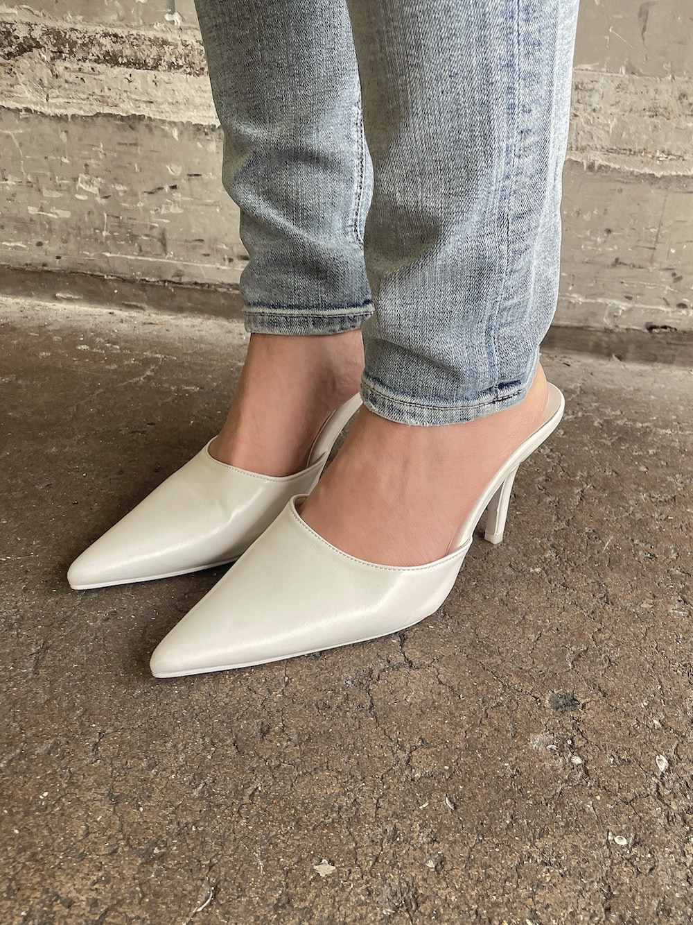 ブルー系のデニムジャケット、グレー系のキャミソール、グレー系のスウェットパンツを着用したレディースの夏コーディネートの7枚目の写真