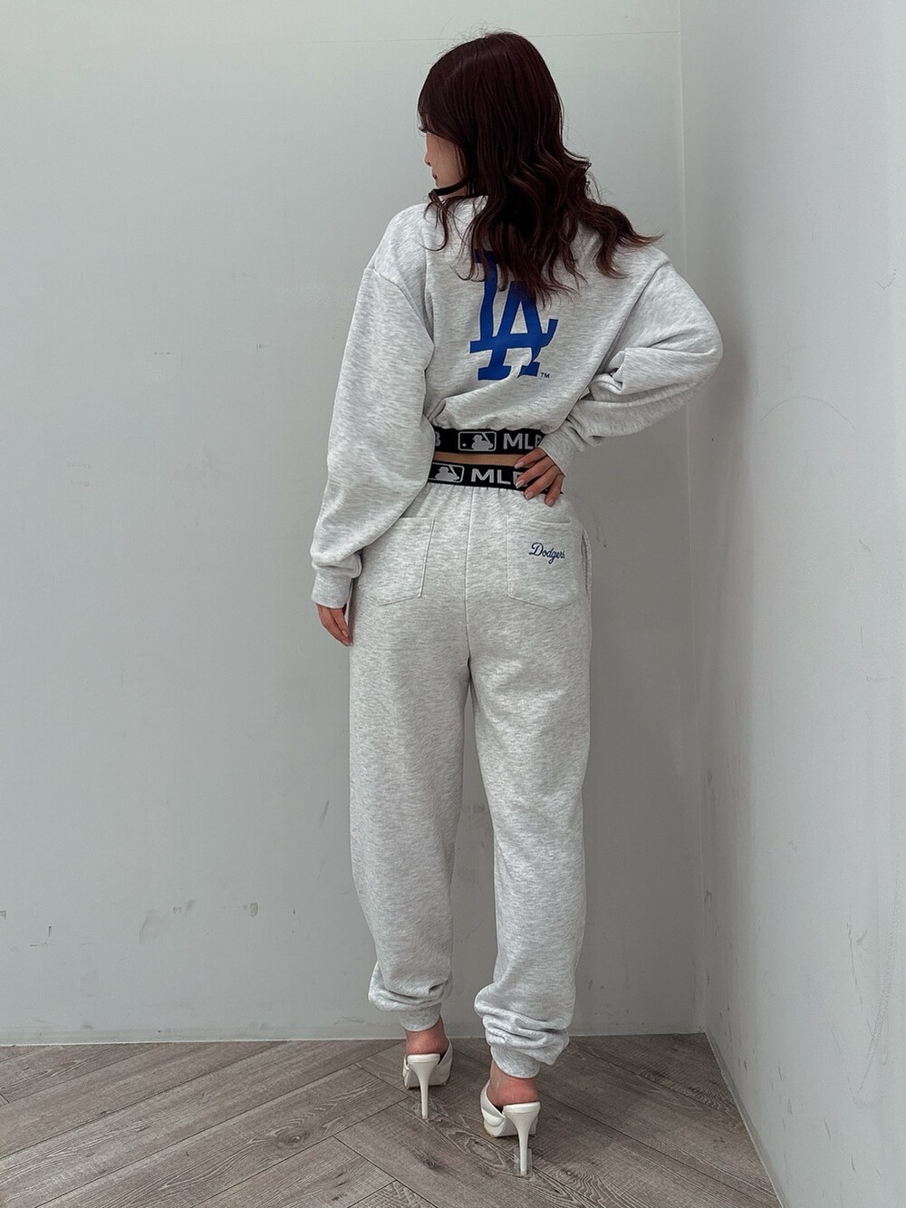 グレー系のスウェットパンツ、グレー系のスウェット、ホワイト系のパンプスを着用したレディースの冬コーディネートの3枚目の写真