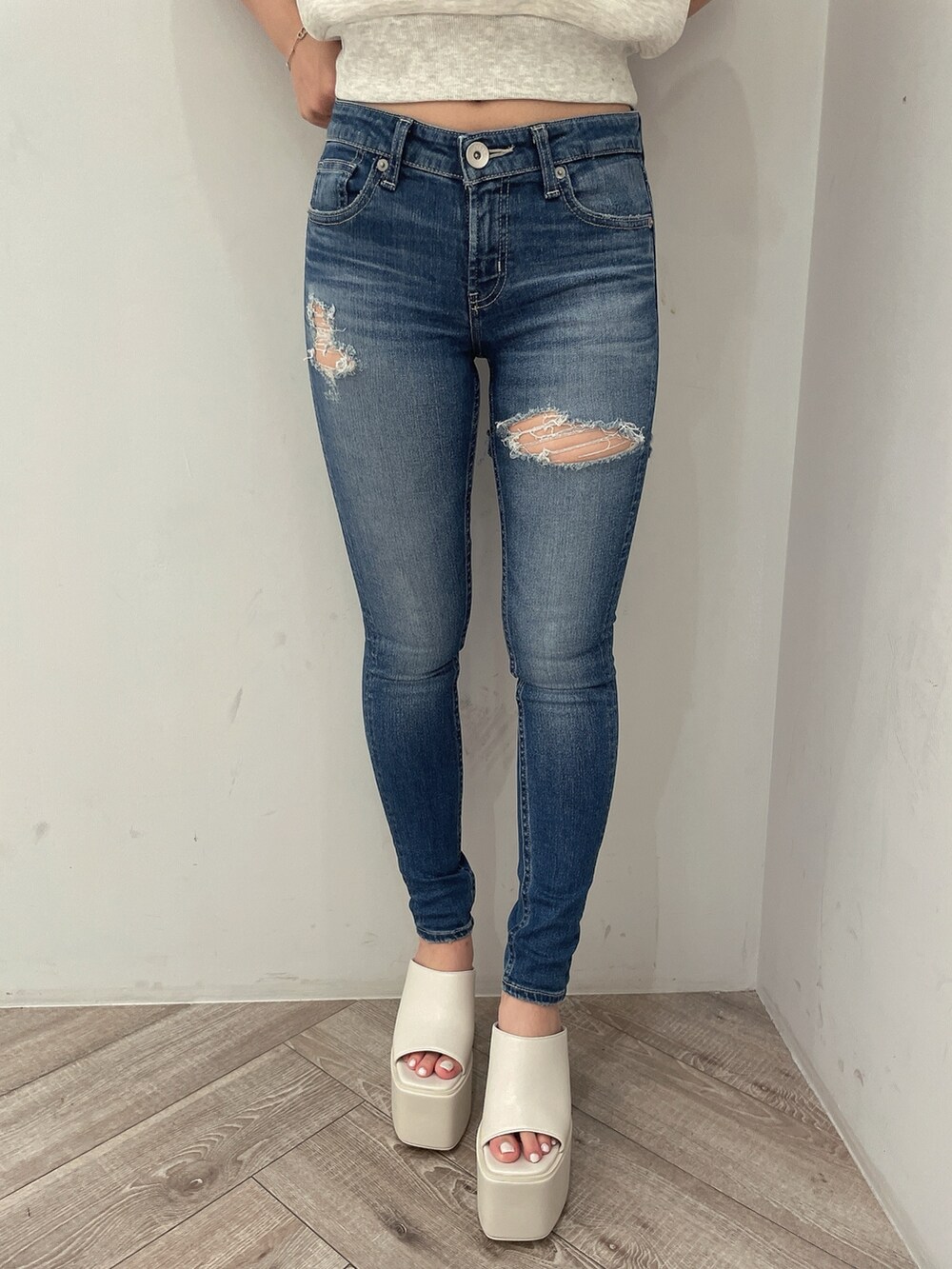 グレー系のTシャツ/カットソー、ブルー系のデニムパンツ、ホワイト系のサンダルを着用したレディースの夏コーディネートの6枚目の写真